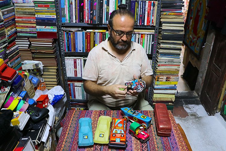 aakultursanat's tweet photo. 🪀🧸 Gaziantep'te sahaflık yapan Seydi Ahmet Bayraktar, çocukluk yıllarında ailesinin aldığı oyuncakları biriktirerek başladığı merakını bugün 10 bini aşkın parçadan oluşan koleksiyonla sürdürüyor https://t.co/0q1lil65O6 https://t.co/sR7YGPTeAl