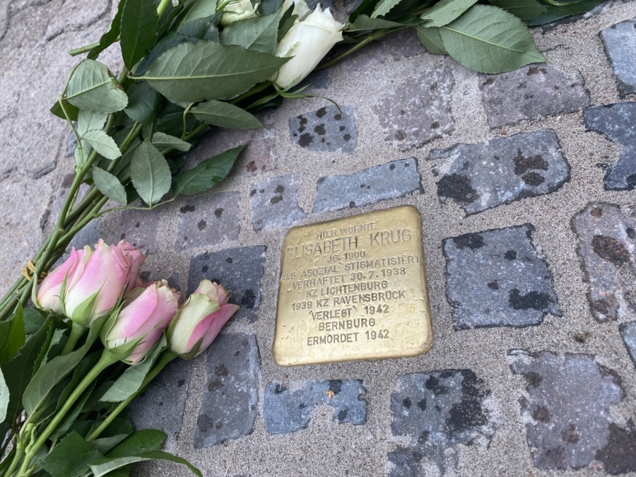 Landeshauptstadt verlegt #Stolpersteine in #Altenkessel und #Burbach | Landeshauptstadt #Saarbrücken saarbruecken.de/rathaus/presse…… #StumblingStones #pierresdachoppement #Kamenyzmizelých #Struikelstenen #Pietrediinciampo #llambordes