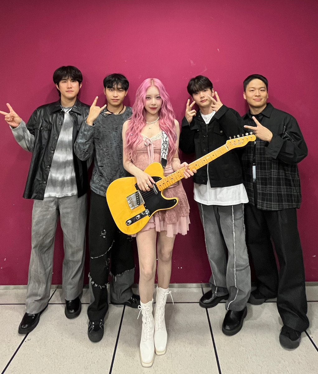 junielism's tweet photo. [📷]

250830 쇼! 음악중심

꽃처럼 피어날 영원히 빛날 우리야🌷

#주니엘 #JUNIEL #혜성 https://t.co/dIDO8kuHFj