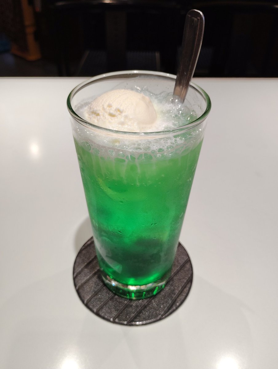 Mm68204081's tweet photo. 暑かったので、クリームソーダでもいただきます🥰 https://t.co/J1krO86BmH