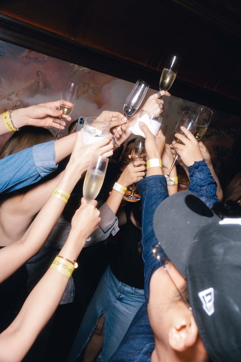 tb_entofficial's tweet image. Life is truly better and absolutely more fun when shared with my besties! Thanks for coming out to celebrate the night with me! 

@nuttanichanchd 
#Nychaa
#ToastWithMoet
#MoetChan
#SALONEDIVITA