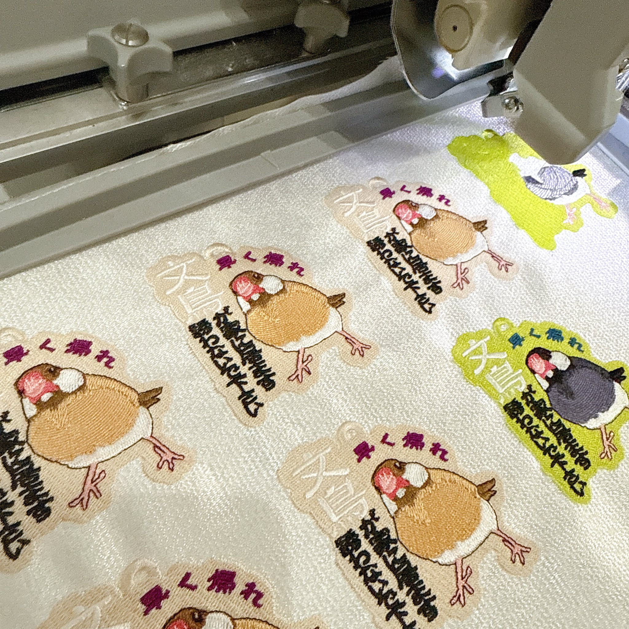 ゆ*い様 ハンドメイド刺繍キーホルダー　白文鳥と茶トラさん ゆ*い様 ハンドメイド刺繍キーホルダー 白文鳥と茶トラさん ちび