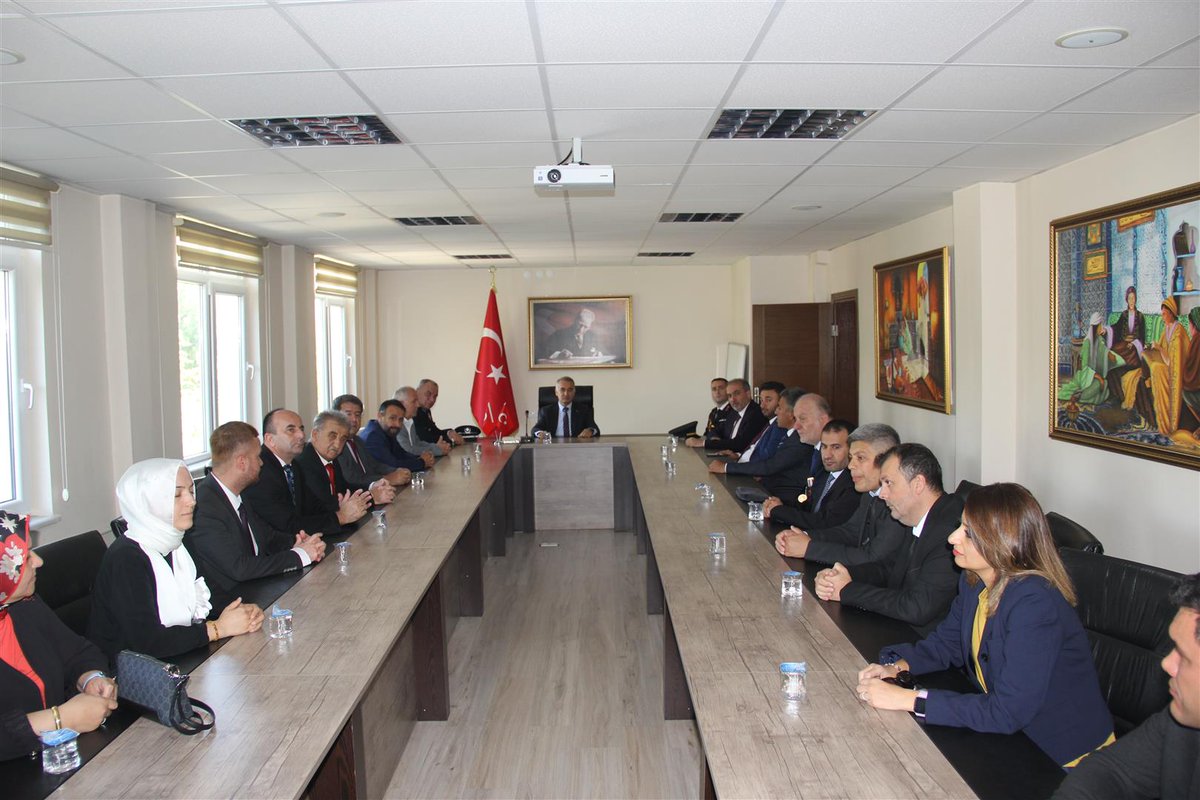 30 Ağustos Zafer Bayramının 103. Yıl Dönümü İlçemizde Coşkuyla Kutlandı.

Kaymakam Selami IŞIK ve Atabey Belediye Başkanı Serdar PEHLİVAN Kaymakamlık Makamında ilçe protokolünün 30 Ağustos Zafer Bayramını tebrik ettiler.