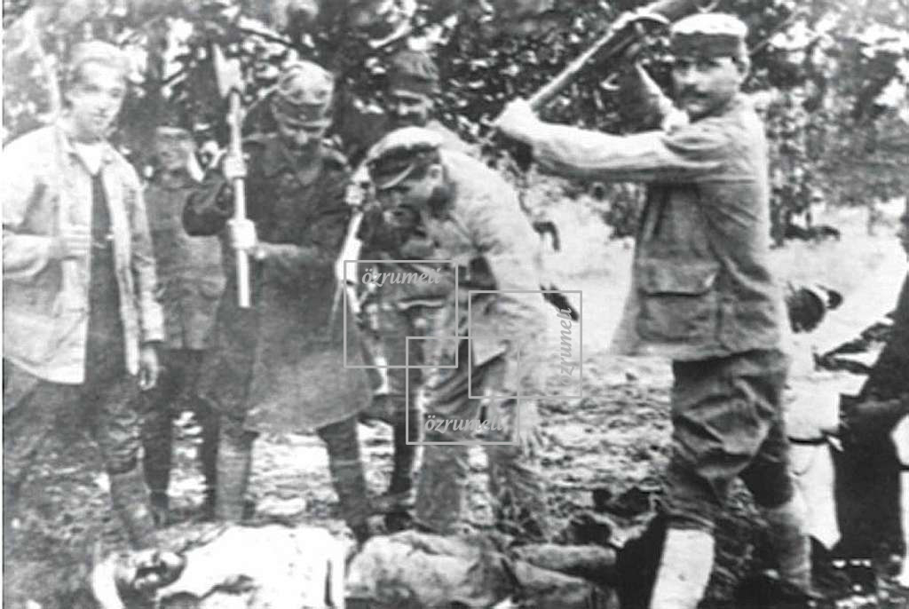 𝐨̈𝐳𝐫𝐮𝐦𝐞𝐥𝐢 (@yeniozrumeli) on Twitter photo Yunan Askerleri öldürdükleri TÜRK Sivil ile....1921 Anadolu
Greek soldiers with axes standing above a Turkish civilian whom they have killed
Έλληνες στρατιώτες με τσεκούρια στέκονται πάνω από έναν Τούρκο πολίτη τον οποίο έχουν σκοτώσει Yunan Askerleri öldürdükleri TÜRK Sivil ile....1921 Anadolu
Greek soldiers with axes standing above a Turkish civilian whom they have killed
Έλληνες στρατιώτες με τσεκούρια στέκονται πάνω από έναν Τούρκο πολίτη τον οποίο έχουν σκοτώσει