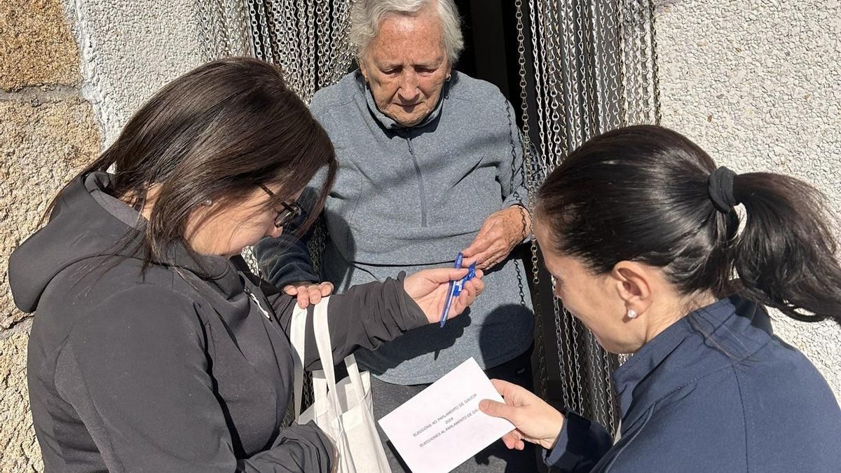 Despois, esta señora en tempos de eleccións, irá co sobre, co logotipo da Xunta e cun discurso paternalista a darllelo voto do PP pechado. 

E isto é un pouco a rede clientelar e caciquil que os mantén no poder. Son moi bos facéndoo. Tan bos son como carencia de ética teñen.