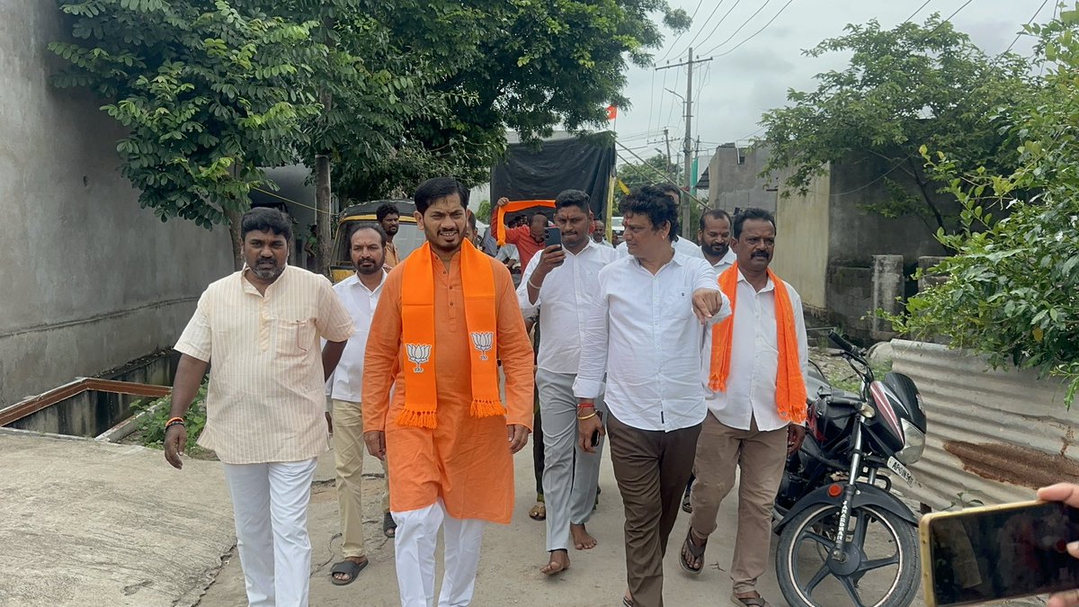 ఎగువ ప్రాంతాల్లో కురుస్తున్న భారీ వర్షాలకు ఎల్లంపల్లి డామ్ ప్రాజెక్ట్ గేట్లు ఎత్తడం తో వరద నీటితో మంచిర్యాల పట్టణం ఎన్టీఆర్ నగర్ మరియు రామ్ నగర్ లో వరద నీరు ఇండ్లలోకి చేరడంతో ఈరోజు ఆ ప్రాంతాలను సందర్శించి నీట మునగిన ఇండ్లను పరిశీలించి బాధిత ప్రజలను కలవడం జరిగింది.
#floods