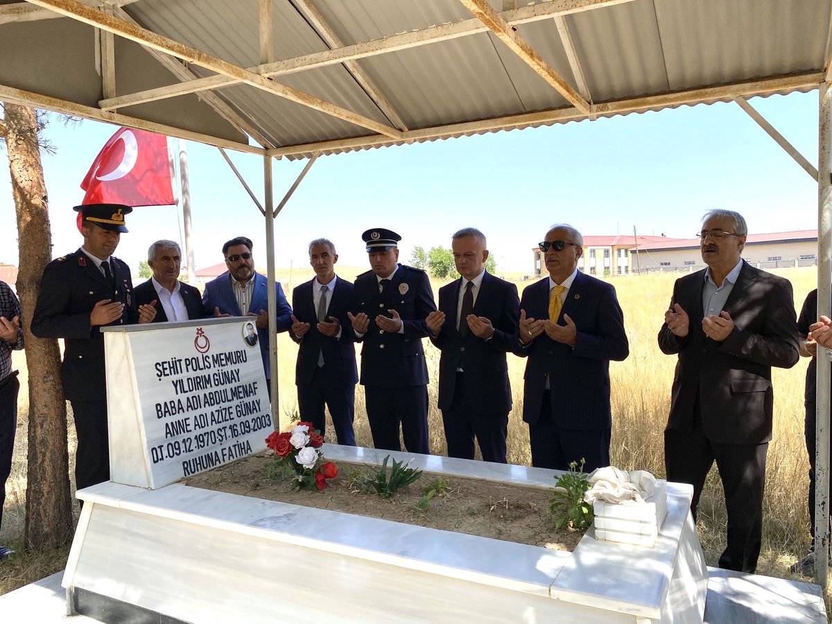 🇹🇷30 Ağustos Zafer Bayramı'nın 103. yıl dönümü kutlama programı kapsamında Kaymakamımız Sayın Erkan MİNUZ ve ilçe protokolünün katılımıyla çelenk sunma töreni düzenlendi.

📌Törenin ardından Şehit Kabirleri ziyaret edilerek dualar edildi.