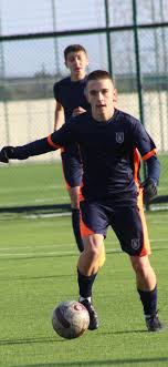 2009 doğumlu Kırcaali’li orta saha Baki Sezay Ahmed, artık Galatasaray altyapısında!
Başakşehir’den transfer edilen genç yetenek, Bulgaristan U15 ve Türkiye U14’te forma giydi.
Küçük yaşlardan beri kalbi Cim Bom için atan bu çocuk, şimdi hayalini yaşıyor