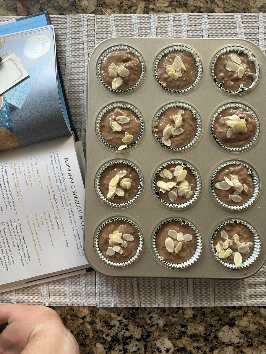 Было принято волевое решение научиться печь кексы 
Пока вот