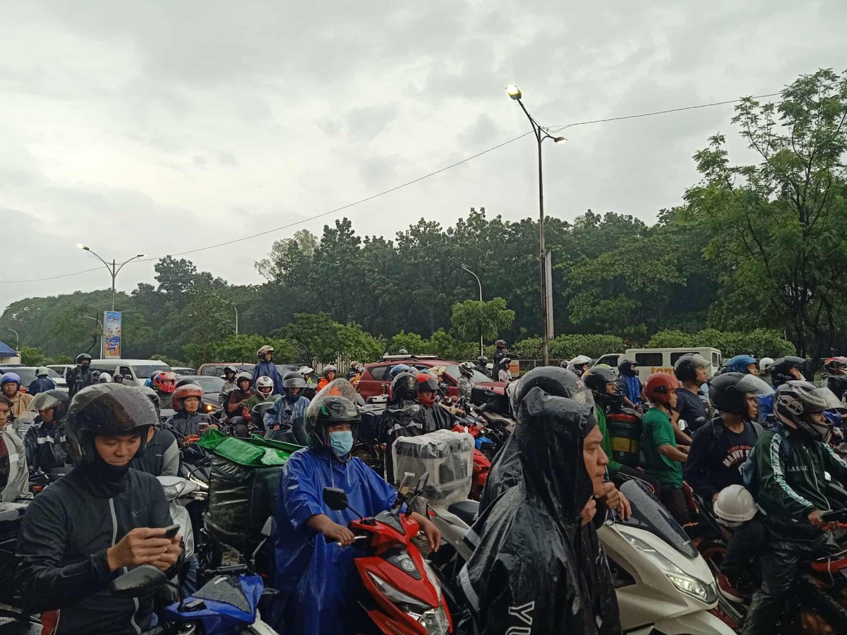 LOOK: Motorists on standstill at both lanes of Katipunan Ave. after heavy rains submerged parts of the road on Saturday afternoon, Aug. 30, 2025. (📸: Trisha Nasam &amp; Karmela Melgarejo/Tinig ng Plaridel) | via <a href="/anjo_bagaoisan/">Anjo Bagaoisan</a>