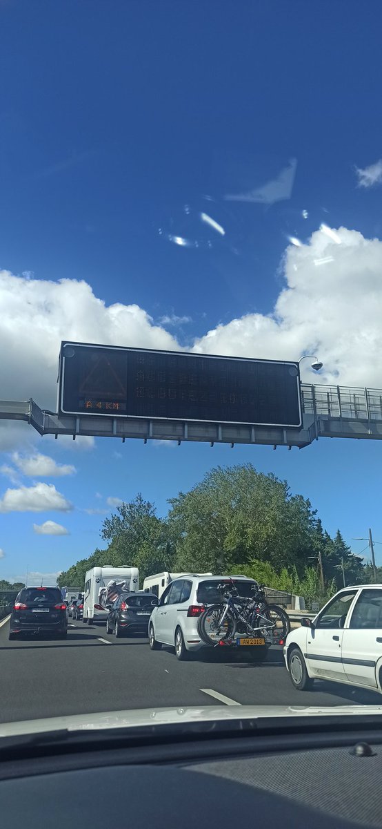 Borja Valdés (@borjavaldes) on Twitter photo Lo de los atascos en las autopistas francesas tiene tela. Muchos por accidentes, que no me extraña: intermitente es preferencia, adelantan por izquierda y derecha, van pegados.... Lo de los atascos en las autopistas francesas tiene tela. Muchos por accidentes, que no me extraña: intermitente es preferencia, adelantan por izquierda y derecha, van pegados....