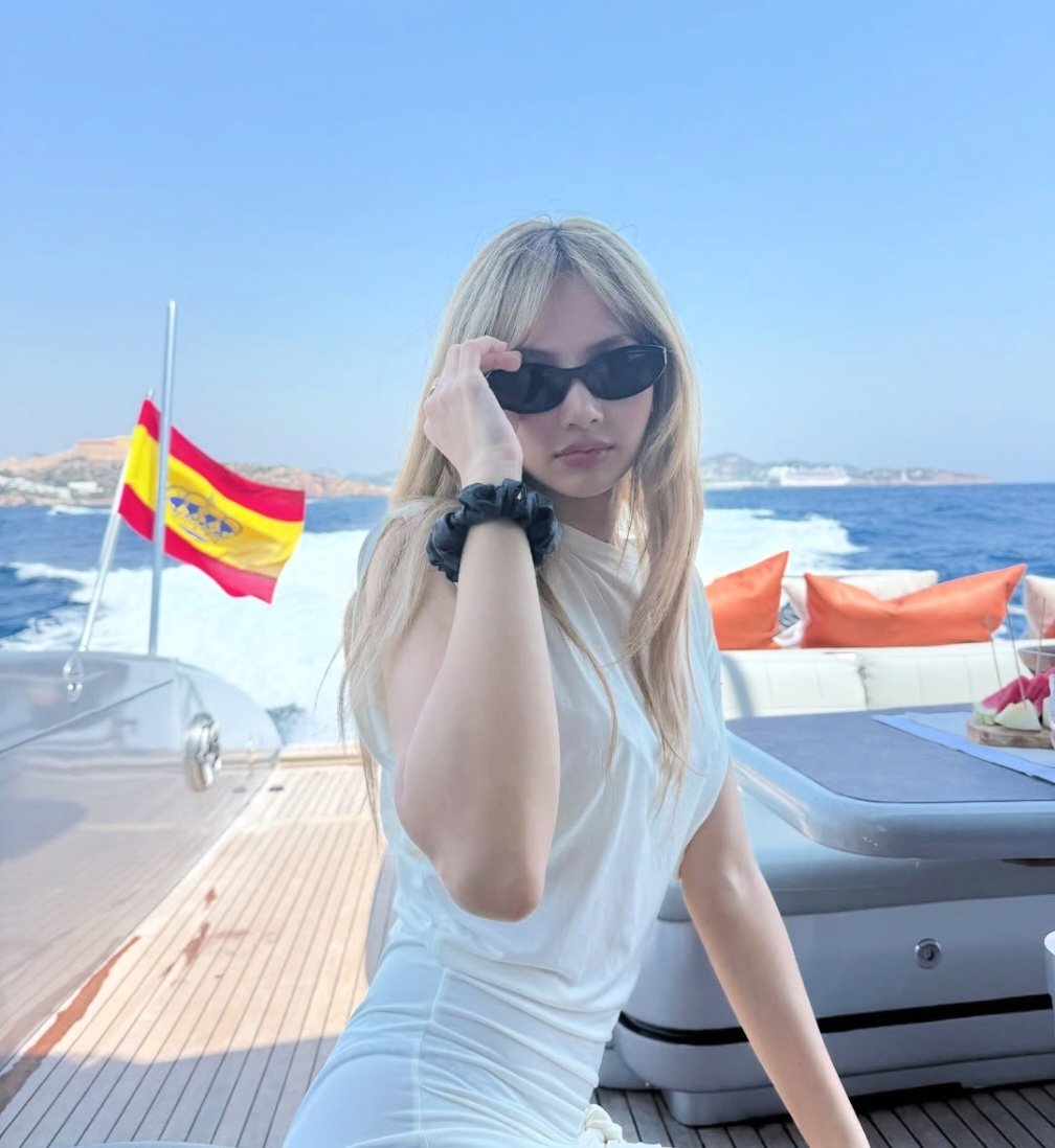 #chaelisa

this hottie                       with               this hottie