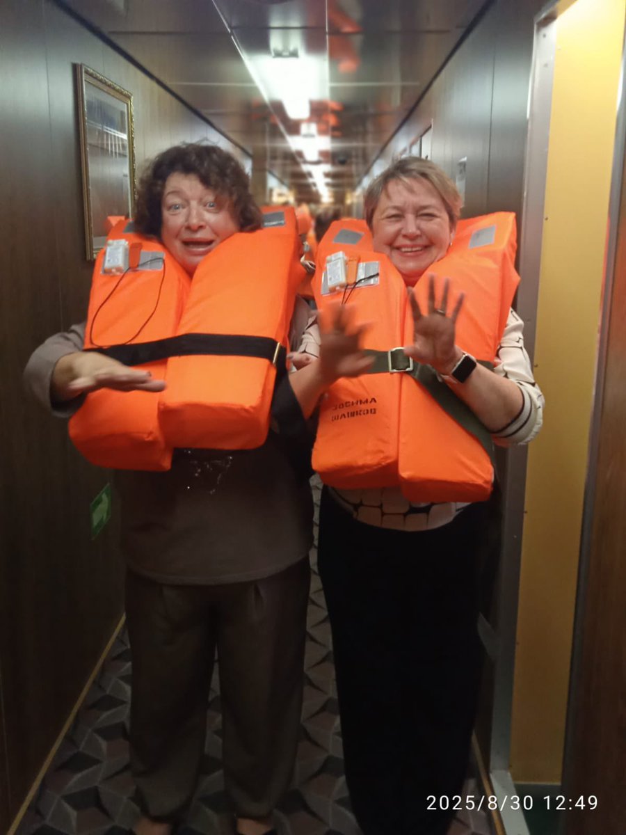 Мама жалуется, что не может уже лететь в Турцию по некоторым показаниям здоровья, да и лень по аэропортам скакать, я советую лайнер по золотому кольцу, возьми подругу Лену, мама, а нам точно не будет скучно на этом лайнере?Лайнер, мама и подруга Лена…