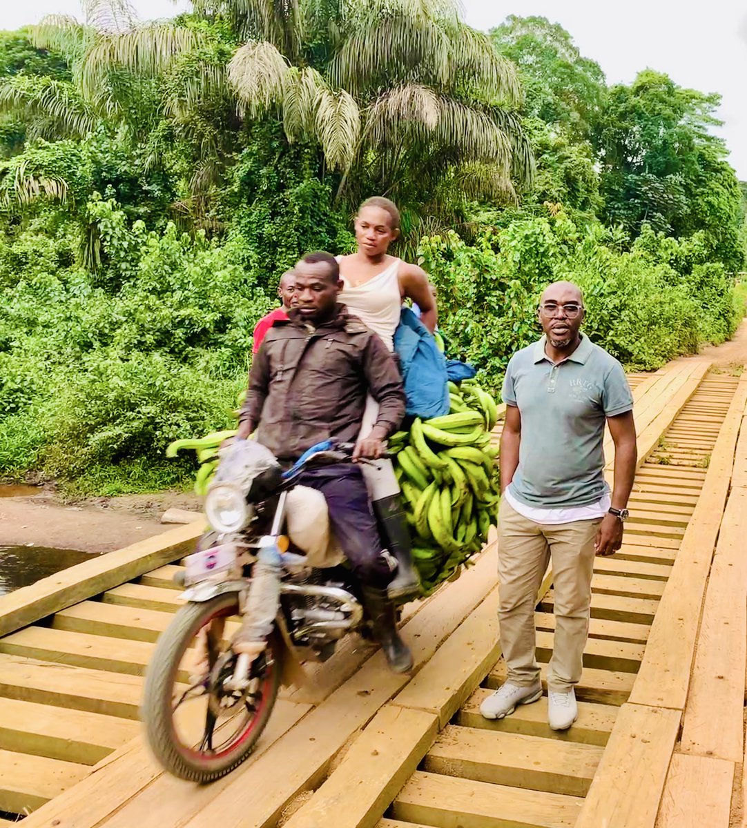 C’est en observant la photo que j’ai réalisé que j’avais failli me faire renverser par babana, sa passagère et ses régimes de plantain en équilibre. 
📸 sur le 3e pont des 3 bras de la rivière Mboro, à Ekoumdoum, à 20km d’Ambam dans la Vallée du Ntem.