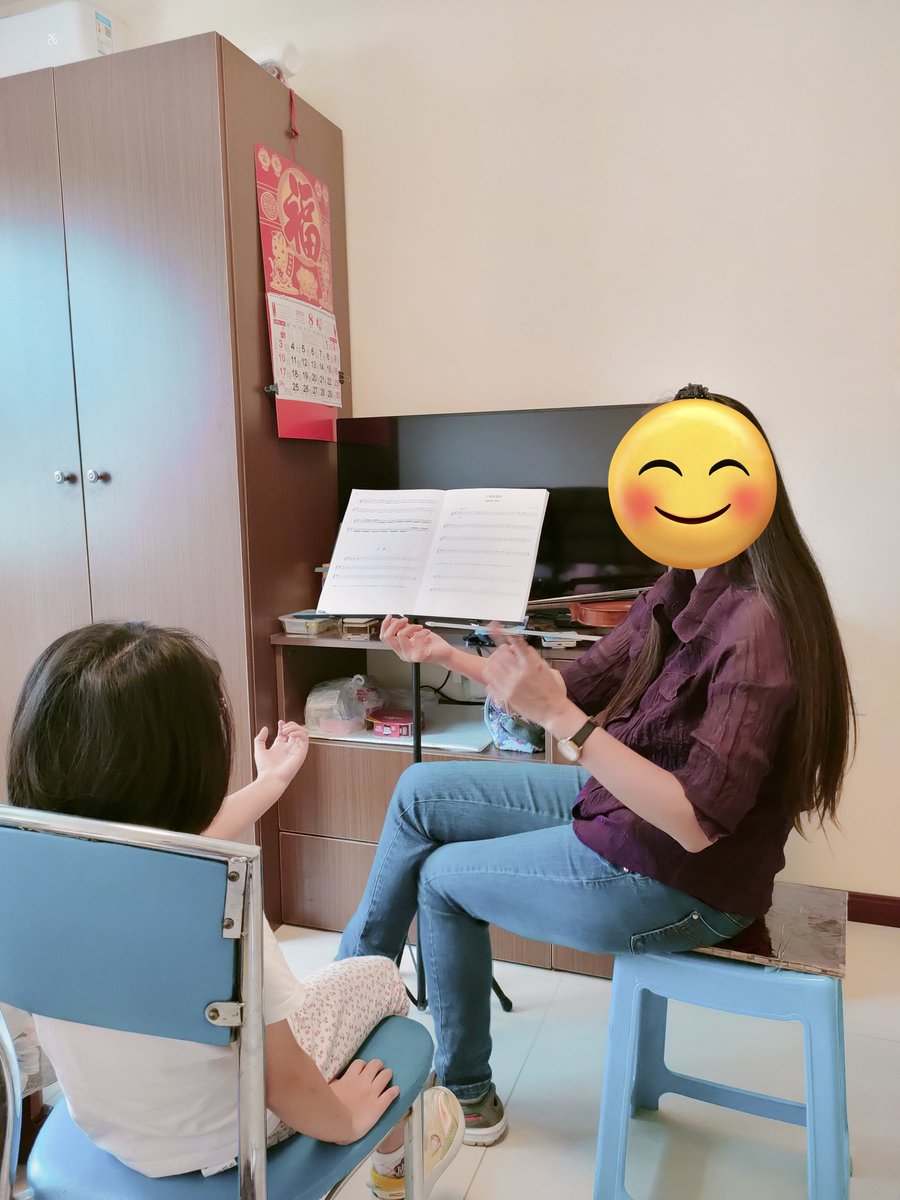 娘のバイオリンレッスン✨ボウイングの練習から始まって、音符の勉強、左手の調整などして頂きました🍀
後半は誕生日パーティーで弾く予定のきらきら星の練習🎶娘がうまく弾けるようになるには左手の構え方がキーになりそうです✨娘よ、頑張れ💪