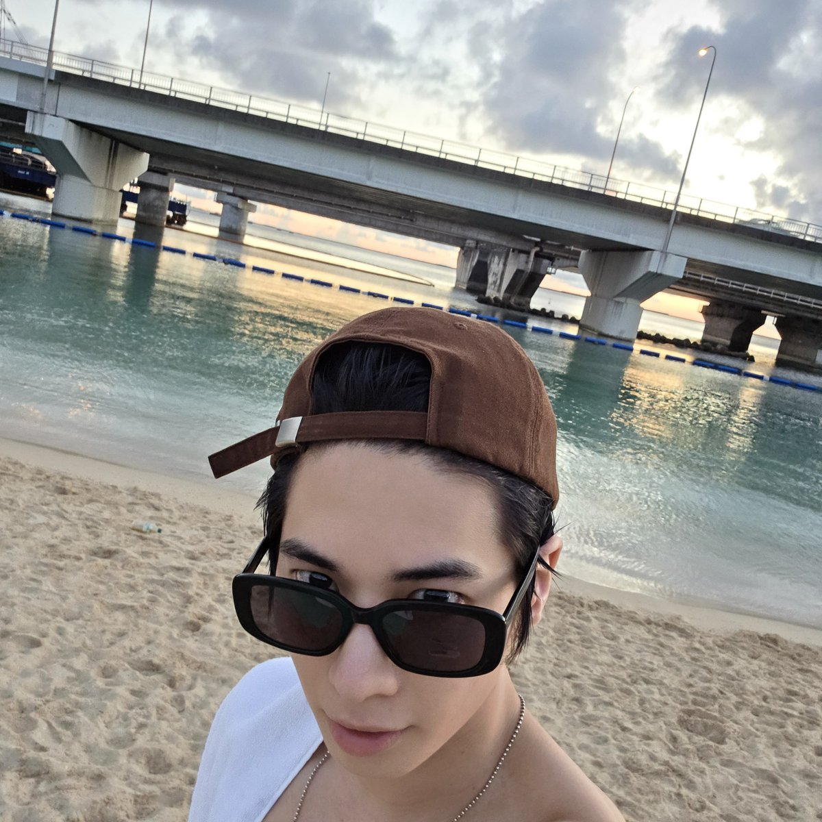 [250830] weverse dm 🐿️🐱💬

🐿️🐱 i received a lot of selfie requests today but there were too many different poses so i’ll send you a selfie from my trip