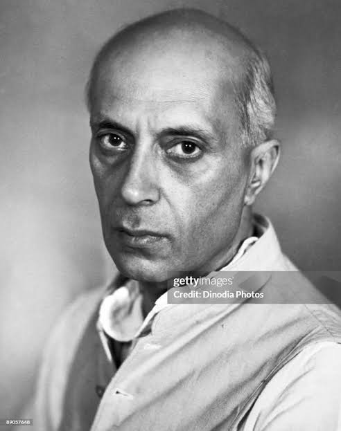 RebornManish's tweet image. नेहरू कब बने प्रधानमंत्री.. ? 
कैसे बने?

दिलचस्प सवाल है, ठीक उसी तरह कि आजादी कब मिली। जवाब 15 अगस्त 1947..

पर क्या ये जवाब ठीक है? 
●●
आम धारणा यह है कि माउंटबेटन ने कांग्रेस से बोला- प्रधानमंत्री किसे बनाना है, चटपट अपने अध्यक्ष का नाम दे दो। 

तो कांग्रेस पार्टी ने सरदार…