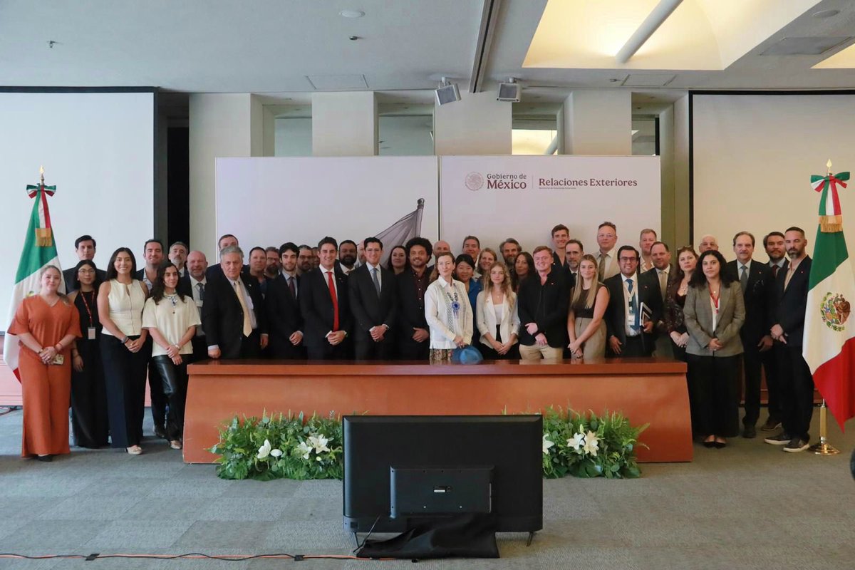 ConsulMexOrl's tweet photo. ✨🙌 ¡Cerramos con broche de oro la #100Summit! 🚀🎉

Durante la recapitulación final de esta semana intensa de actividades 📅💼, fuimos recibidos en la Secretaría de Relaciones Exteriores 🏛️ por Roberto Velasco (@r_velascoa), Jefe de la Unidad para América del Norte 🌎, quien aseguró que las inversiones que se decidan en México estarán 🔒💵 seguras, y puso a disposición los recursos de la SRE 📑🤝 para dar seguimiento a los acuerdos alcanzados. 🇲🇽🤝🇺🇸

También compartieron su visión y entusiasmo:
🌎✨ Henry Moth, Presidente de la U.S. East Coast–Mexico Business Alliance 💡.
🇲🇽🤝 Juan Sabines Guerrero, Cónsul Titular de México en Orlando 🌴.
💼🚀 Farid Hannan, Director General de Impulso Económico Global 🌐

🙏✨ Gracias a todas y todos los que hicieron posible esta #100Summit 💯. Con el #PlanMéxico de la Presidenta Claudia Sheinbaum 👩🏻‍💼🇲🇽, y el impulso de la diplomacia económica 🌎🤝, seguimos construyendo un futuro lleno de oportunidades 🚀🌟.

🙌 En especial a Jesús Valdés, Encargado del Eje de Promoción Económica en el Extranjero de la Secretaría de Economía 🌍💼, por coordinar desde México esta misión comercial 🇲🇽✈️.

#USMEXA #100Summit #PlanMéxico #Inversión #DiplomaciaEconómica 🌎🚀✨