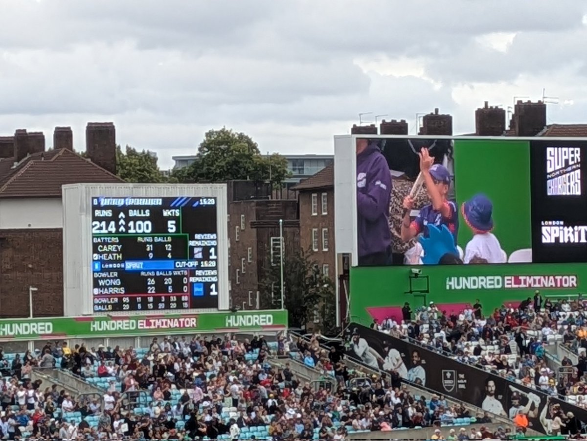 schofis's tweet image. What a brilliant knock by Davina Perrin as part of the Northern Supercharger Women's highest total of 214 for 5. London Spirit have a mountain to climb #thehundred2025