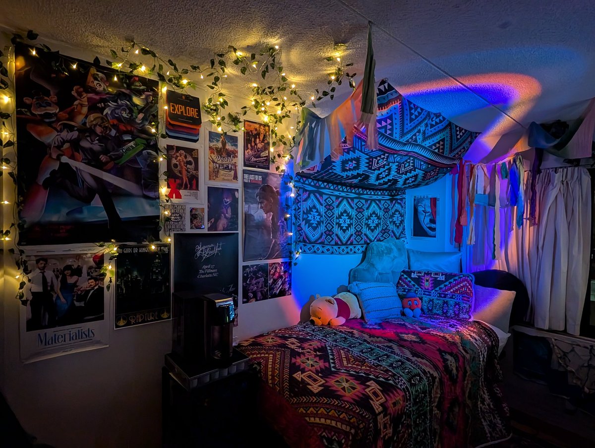 dazed_but_awake's tweet image. Was debating whether I should post this on here but whatever. Here's my dorm!!!

Took a week to set up lol, more in replies
#FNAF #Dorm #TLOU2