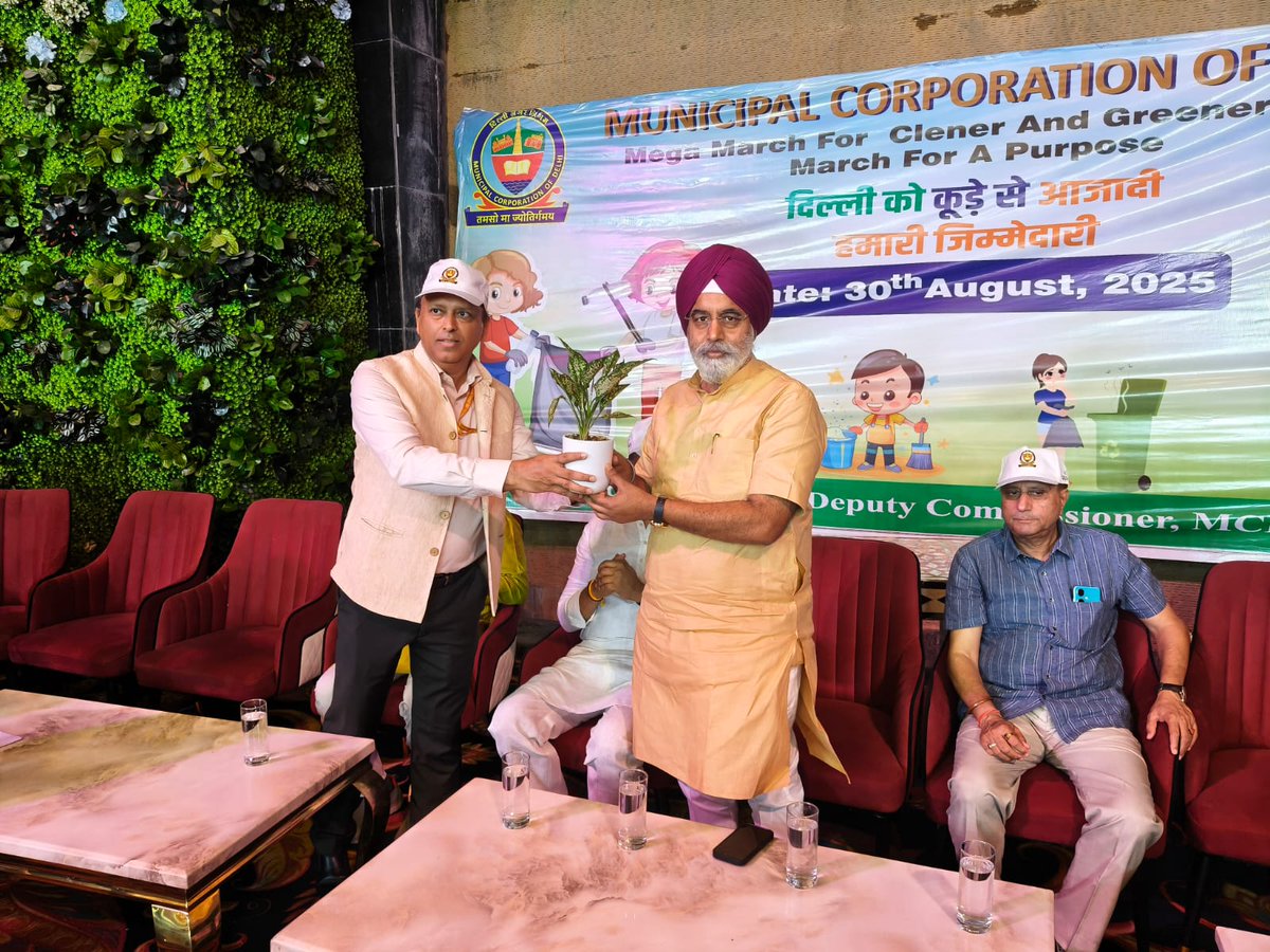 dcrohinizone's tweet photo. A Mega March under #FreedomFromGarbage in Rohini saw 10,000+ participants incl. MCD officials, RWAs, teachers, students & citizens. Flagged off from 4 locations, @LtGovDelhi @gupta_rekha @RajaiqbalSingh3 @MCD_Delhi @AshwaniKumar_92 @SBM_MCD @MCD_IT_HQ https://t.co/0MLHiDs0dc