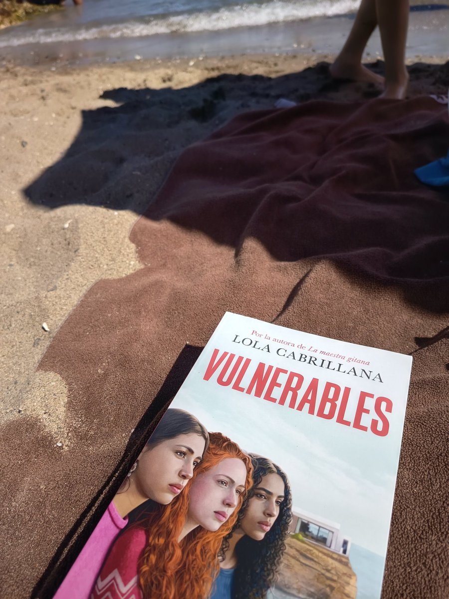 iore_'s tweet image. No hay nada mejor que hacer estas últimas horas de vacaciones que leer un maravilloso libro en la playa. Esto sí que es recargar pilas para el curso que entra 😍😍😍🥰❤️💖
#claustrovirtual #hiloveraniego
@de_infantil @elpadredelalola @MamasuBolsos