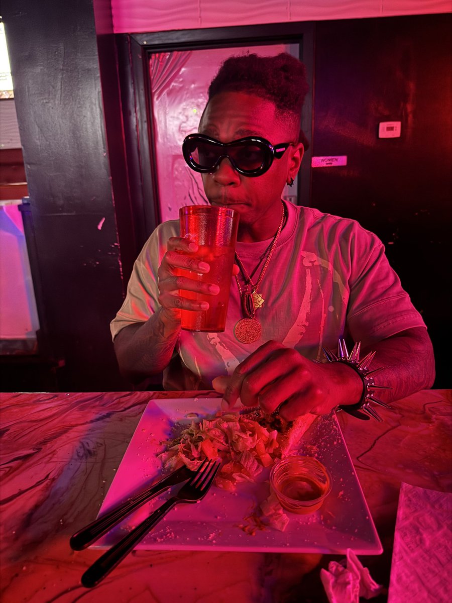LuvZoza's tweet photo. ⬛️🥷🤴🏾

#zoserreaha #chillin https://t.co/wK9lp4xSCh