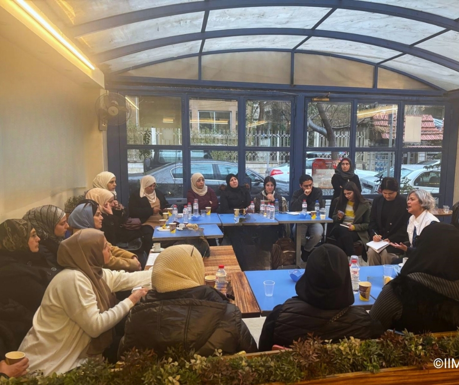 بعد 8 كانون الأول/ديسمبر، تمكنت <a href="/IIMPSyria/">المؤسسة المستقلة المعنية بالمفقودين في سوريا</a> من زيارة سوريا بشكل مستمر، والتواجد على الأرض والتحدث إلى العائلات ومنظمات المجتمع المدني والسلطات والشركاء - للمرة الأولى.
في كل مرة، نقوم بتطوير وصياغة منهجيتنا متعددة التخصصات لبناء أساس ثابت للبحث والدعم. (3/5)