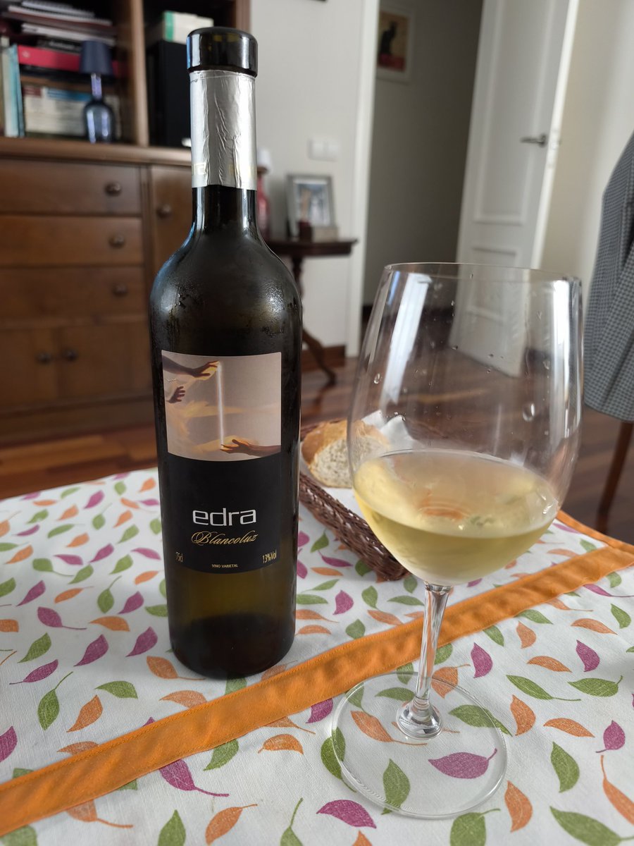 Todos aquellos que no valoráis los vinos ni por el precio ni por la contra de la D.O. deberíais probar este viognier de <a href="/edrabodega/">edra bodega</a>
Este, en concreto, un 22, se portó estupendamente con unos canelones de carne bien especiada.