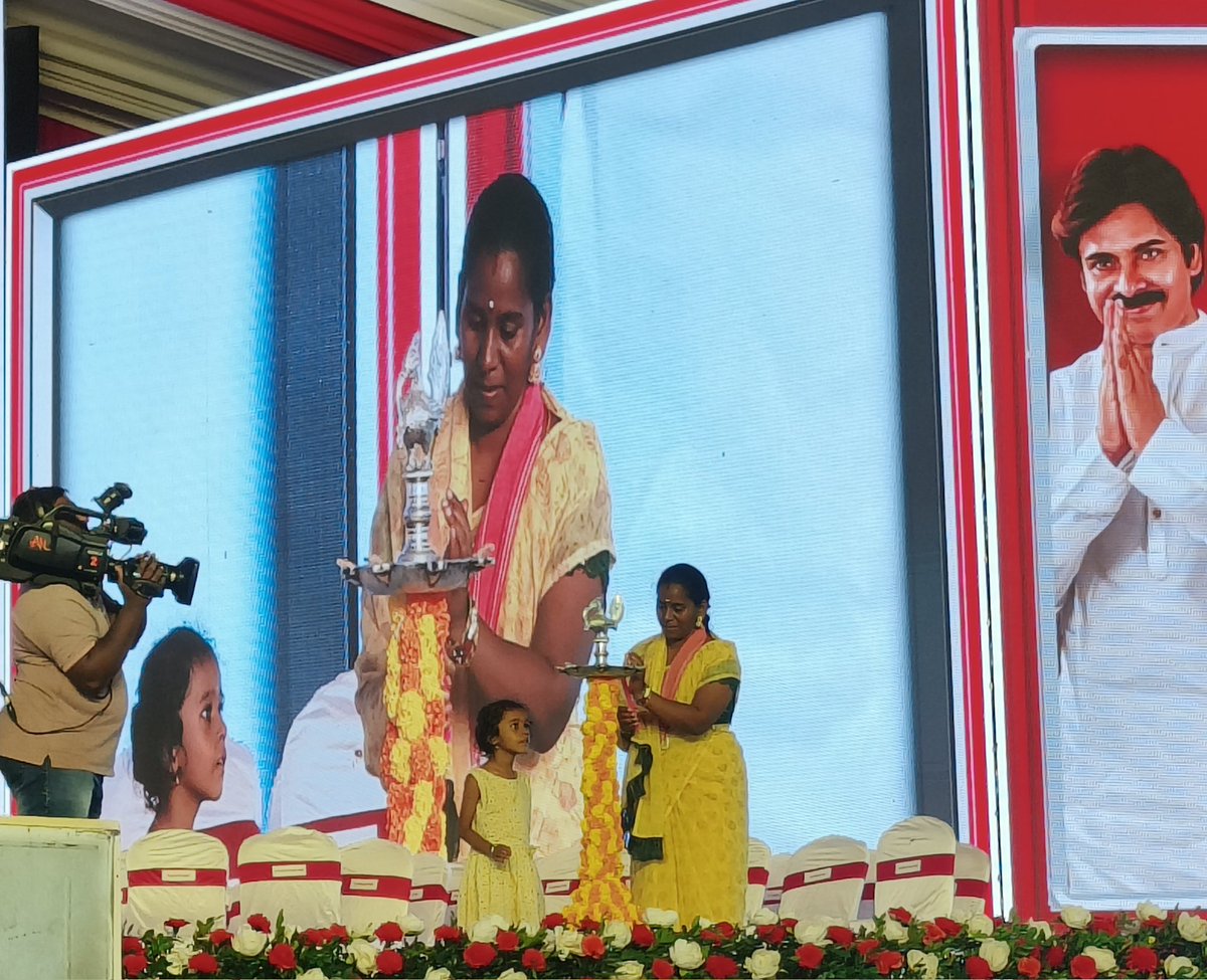 Picture speaks.. 

కర్షకుడు నాయకుడైతే ఆ నాయకుడి వెంట నడిచే సేనని ఎంతబాగా చూస్తాడో అని ఈ చిత్రాన్ని చూస్తే మీకు అర్థం అవుతుంది 
#SenathoSenani