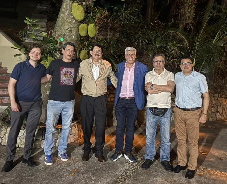 #Honduras anoche los invitados internacionales al acto de inicio de la campaña electoral en San Pedro Sula <a href="/BrunoLonatti/">Bruno Lonatti</a> , <a href="/SantiagoMasetti/">Santiago Masetti</a> y <a href="/tacuarembo21/">Carlos Alejandro</a> mantuvimos  un encuentro con el coordinador del <a href="/PartidoLibre/">Partido Libre</a> el Presidente Manuel Zelaya <a href="/manuelzr/">Manuel Zelaya R.</a> y el compañero