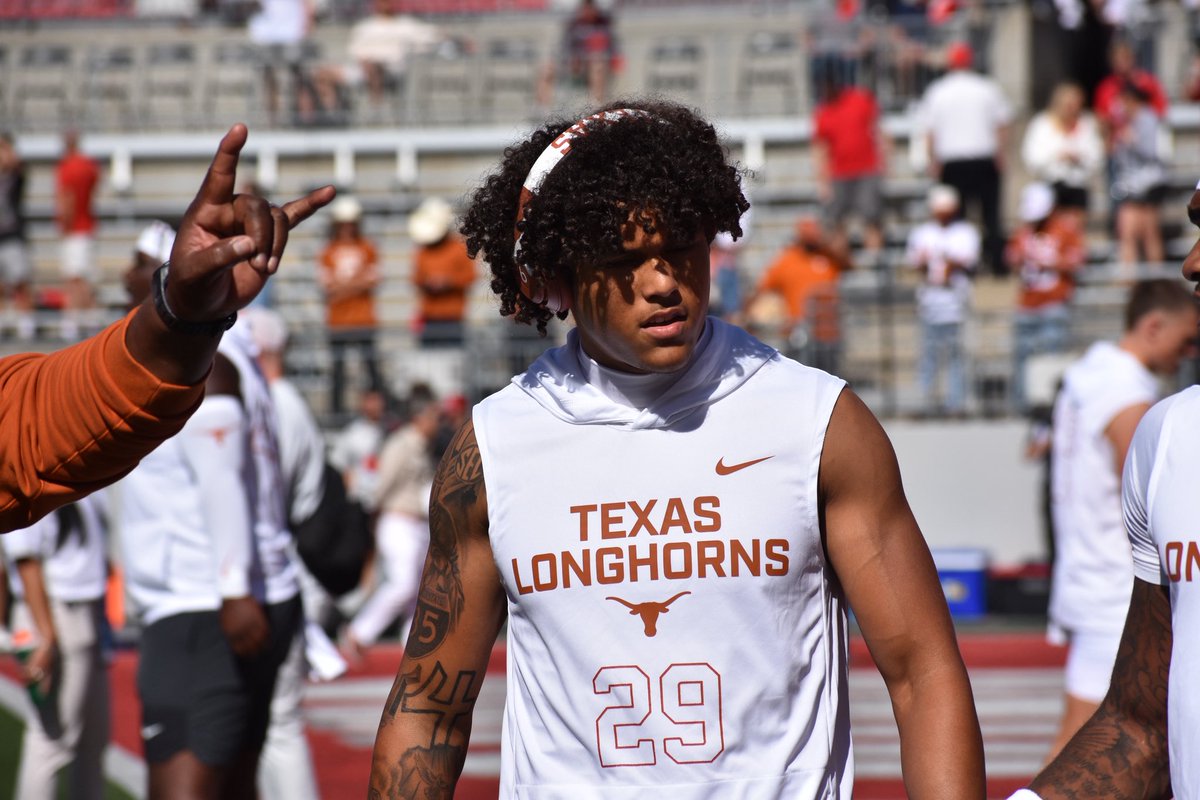 Freshman STAR Graceson Littleton in warmups. 

Littleton is expected to start for #Texas.