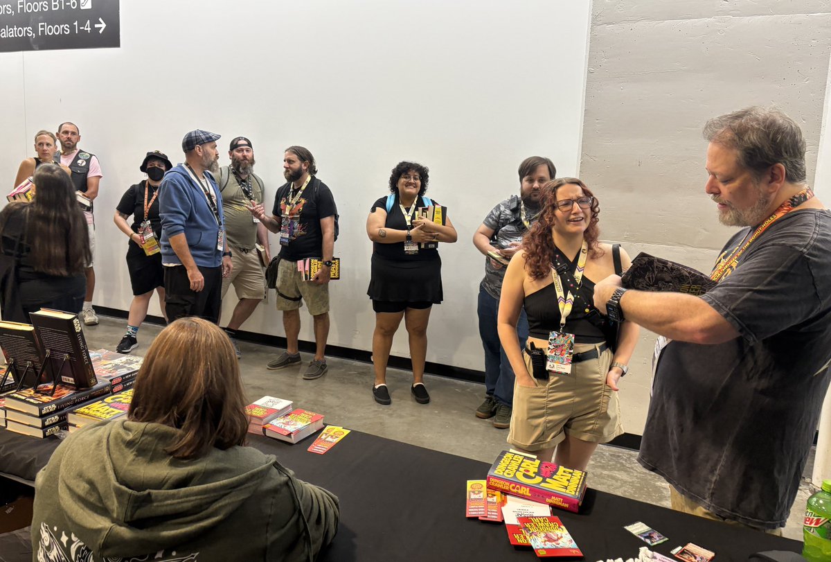 Crazy busy already here at the Sidestreet Book Market at Dragon Con as DUNGEON CRAWLER CARL author Matt Dinniman has started his signing with us!