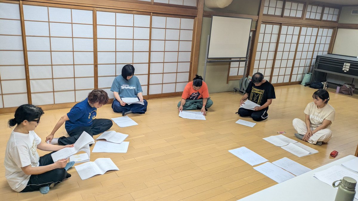 『ロマングースの神様』稽古。
あるところ全部通して読みました。
新たな発見が!!!!
よし、後半戦に加速できます（まじん）
#ログ神
超人予備校(劇団) 第18回本公演『ロマングースの神様』
◣日時　2025年　
10 月 3 日 (金) 19:30　
10 月 4 日 (土) 14:00 ／ 18:30　
10 月 5 日 (日) 11:00 ／ 15:30