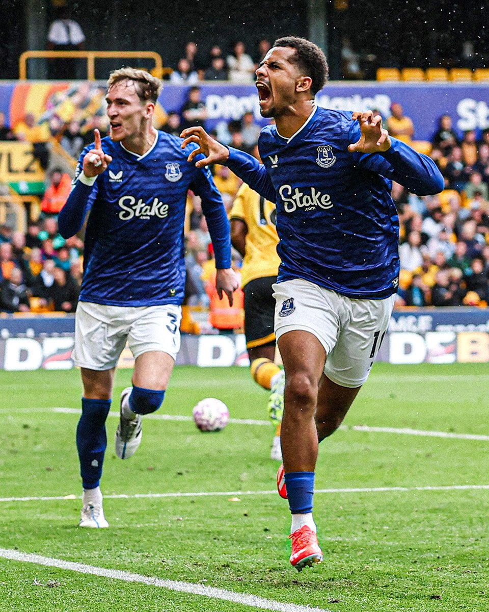 footballontnt's tweet image. Iliman Ndiaye really pulled out the wolf celebration… against Wolves… in front of their fans 🐺💀