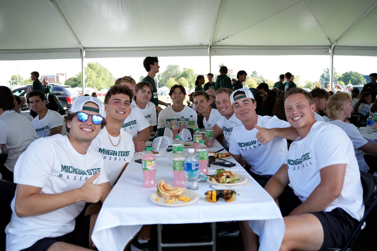 MSUBaseball's tweet image. Fun times had by all at the @MSU_Athletics Student-Athlete tailgate &amp;amp; awesome to be part of the @MSU_Football tunnel!!

#GoGreen