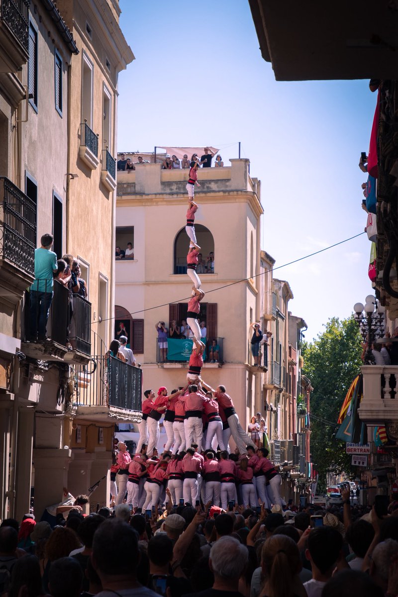 collavella's tweet image. Avui hem actuat a Vilafranca del Penedès amb motiu de la Festa Major de Sant Fèlix!

Hi hem fet el 5d9f, el 3d10fm(c), el 4d9sf i el pd8fm!

Amb la diada d’avui assolim la millor actuació de la temporada!

#castells #collavella