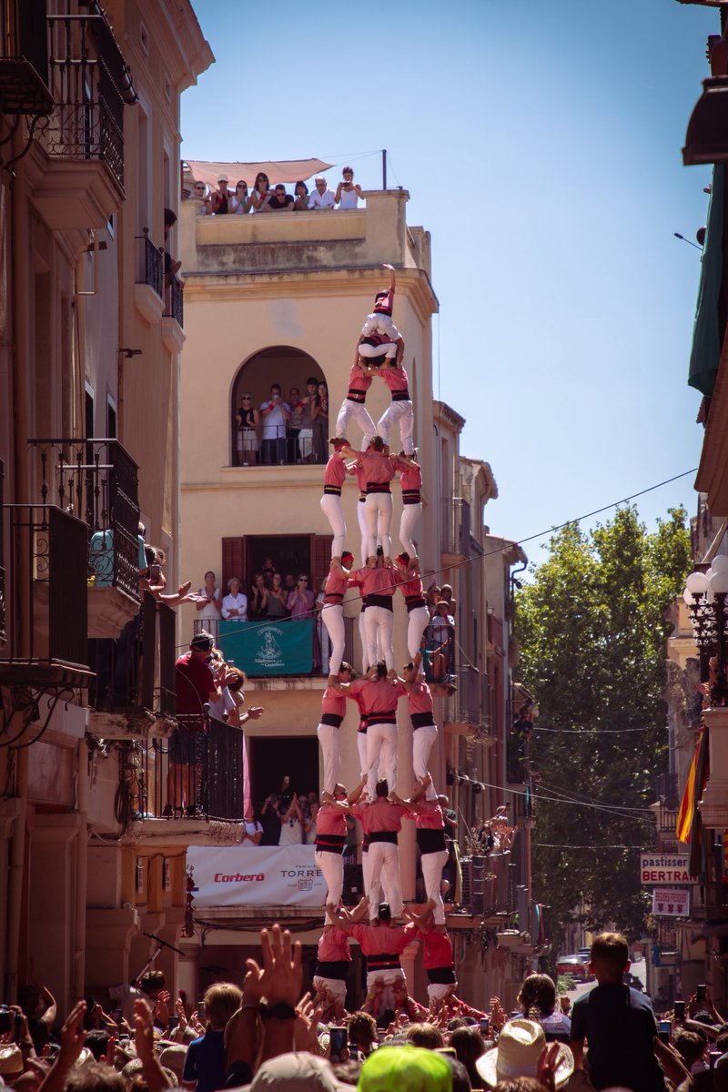 collavella's tweet image. Avui hem actuat a Vilafranca del Penedès amb motiu de la Festa Major de Sant Fèlix!

Hi hem fet el 5d9f, el 3d10fm(c), el 4d9sf i el pd8fm!

Amb la diada d’avui assolim la millor actuació de la temporada!

#castells #collavella