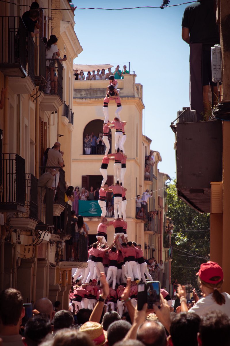 collavella's tweet image. Avui hem actuat a Vilafranca del Penedès amb motiu de la Festa Major de Sant Fèlix!

Hi hem fet el 5d9f, el 3d10fm(c), el 4d9sf i el pd8fm!

Amb la diada d’avui assolim la millor actuació de la temporada!

#castells #collavella