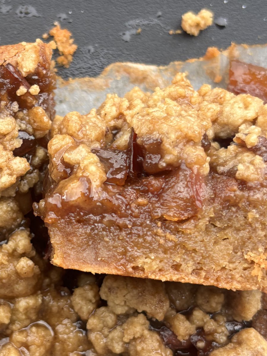 apple crumble blondies! a brown butter blondie base, layered with a sugary cinnamon apple filling and topped with crumble &lt;3