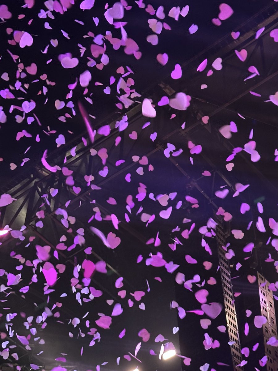 데이식스의 저희 10년 동안 진짜 열심히 살았습니다 콘서트 잘 봤습니다 졸라 멋진 밴드 된 거 축하해 앞으로도 잘 부탁해!!!!!!!!!