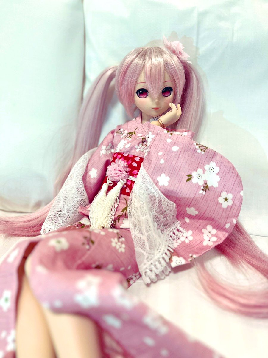 mpk_vcl's tweet photo. やっとホテル着いたー！
昨日急いで三姉妹着替えさせたけど、とっても可愛く仕上がりました☺️

明日のマジミラでは桜ちゃんを抱いて企画展を回る予定です。
楽しみー✨

#マジカルミライ2025東京 https://t.co/SIso6oGSM6