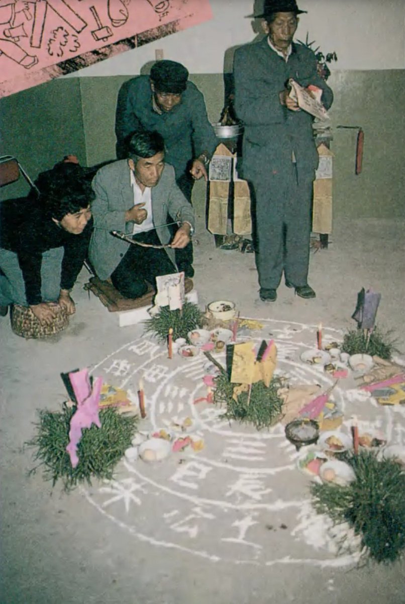 大陸の少数民族の地鎮祭。日本の民間呪術も、昔はこんな感じだったけど、良くも悪くも伝統宗教の作法で上書きされたり、そちらの装束を着たりして、だいぶ見た目が綺麗？になり、儀式の理論（というのかな？）は向上したけど、『土地の神霊とのローカルな交渉ルール』が失われた、という感じがしたり。