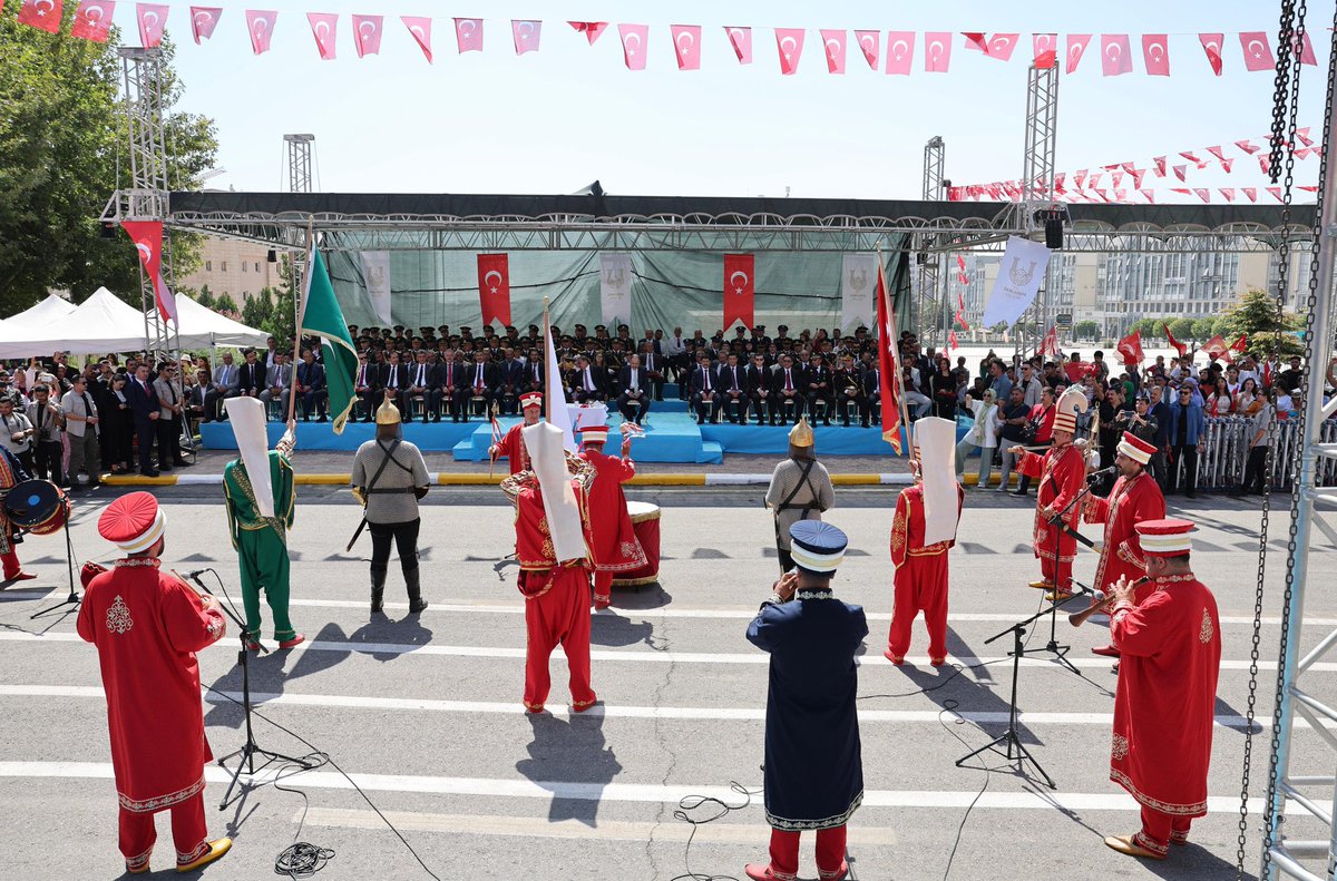 Eyyübiye Belediye Başkanımız Sn.Mehmet Kuş’u temsilen 30 Ağustos Zafer Bayramı’nın 103. yıl dönümü dolayısıyla Şanlıurfa Valiliği tarafından düzenlenen etkinliklere katılım sagladık. 

30 Ağustos Zafer Bayramı kutlu olsun. <a href="/mehmetkusnet/">Mehmet Kuş 🇹🇷</a>