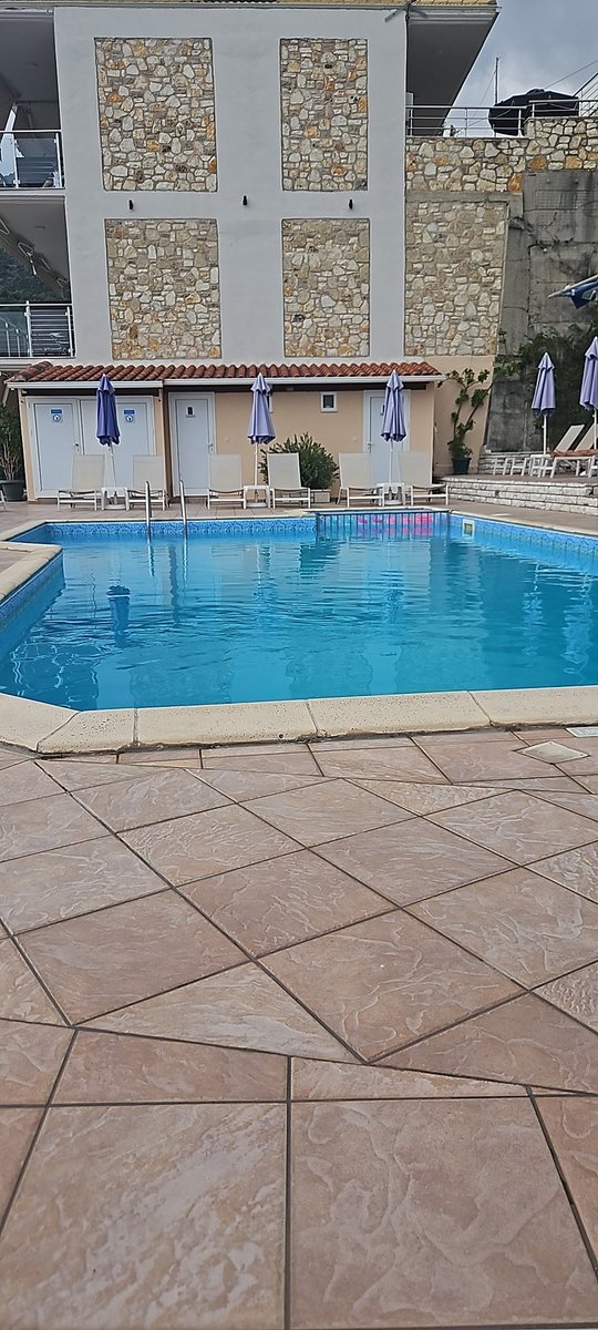 3 pinnar, europaplats, 28 grader i vattnet, 29 i luften. En Mythos kostar 20 spänn och ikväll ska jag äta Gyros. Är det inte en hård och orättvis värld vi lever i.

Badar vi lite tycker jag!