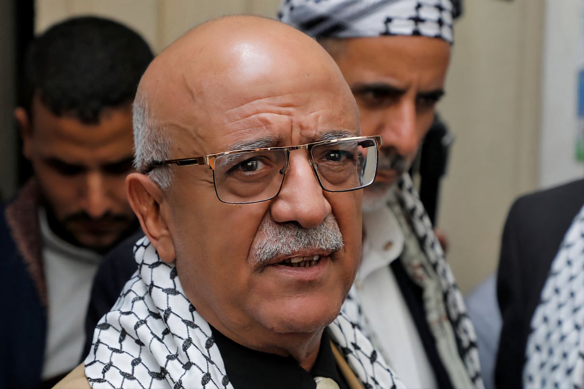 محمد المختار الشنقيطي (@mshinqiti) on Twitter photo استشهاد رئيس الوزراء أحمد غالب الرهوي وعدد من وزراء حكومته، خلال قصف إسرائيلي على #صنعاء. وهذا ثمن ثقيل يدفعه #أنصار_الله اليمنيون وشعب #اليمن العزيز، وفاءً لدماء الشهداء في #غزة، ونصرةً في ساعة العسرة لإخوانهم الفلسطينيين.. تقبَّل الله شهداء اليمن وفلسطين، ورفعهم عنده في عليين. استشهاد رئيس الوزراء أحمد غالب الرهوي وعدد من وزراء حكومته، خلال قصف إسرائيلي على #صنعاء. وهذا ثمن ثقيل يدفعه #أنصار_الله اليمنيون وشعب #اليمن العزيز، وفاءً لدماء الشهداء في #غزة، ونصرةً في ساعة العسرة لإخوانهم الفلسطينيين.. تقبَّل الله شهداء اليمن وفلسطين، ورفعهم عنده في عليين.