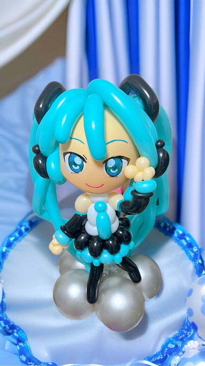 AmuseFactory's tweet image. ㊗️18周年🎉
お誕生日おめでとう🎂🎊

ちなみに…私はバルーン初めて19年目🎈
20代の頃に作った初音ミクはから、
私も進化したという事で…
自分の成長を実感するわけでござる。

これからも愛され続けて欲しいキャラ♪

#初音ミク生誕祭2025 
#バルーンアート