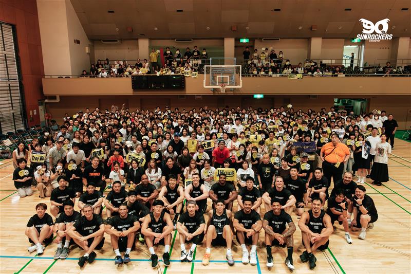 TokyoSunrockers's tweet photo. 【公開練習レポート】

8/30(土)渋谷区スポーツセンターにて、2025-26シーズンに向けた公開練習を開催✨

約400名のファンが集結！！
全選手が揃い、新シーズンへの熱が高まる一日に🔥

レポートはこちら📝
https://t.co/SXDU8VRbmT

#サンロッカーズ渋谷 #Bリーグ https://t.co/NFmBjIB4Bw