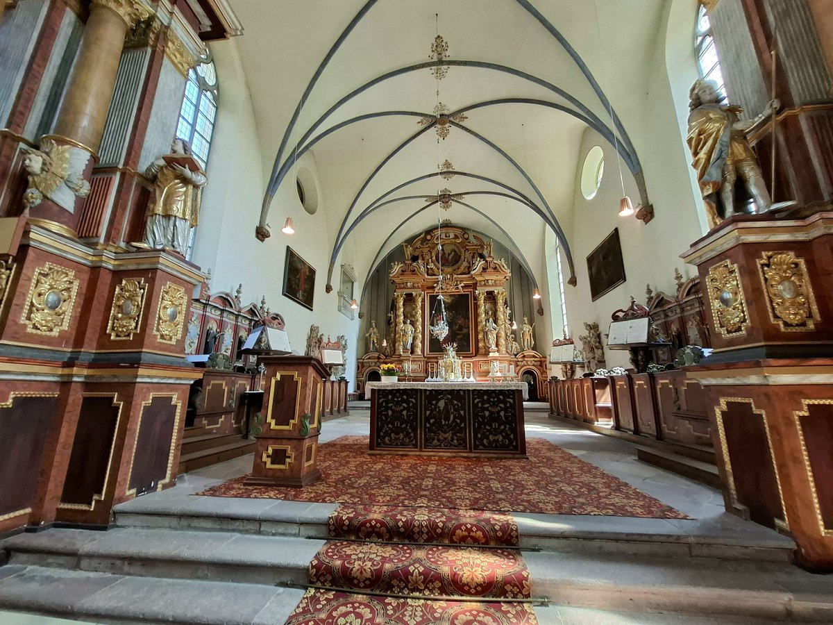 Kind_und_Kegel's tweet photo. Kürzlich haben wir #Corvey in Höxter besucht 🏰, einst eine mächtige Benediktinerabtei der Karolingerzeit. Heute lädt das UNESCO-Welterbe mit seinem beeindruckenden Westwerk zur Besinnung ein – ein Ort, der Glaube und Bildung durch die Jahrhunderte verkörpert. @UNESCOWelterbe https://t.co/1cuFFDtkrS