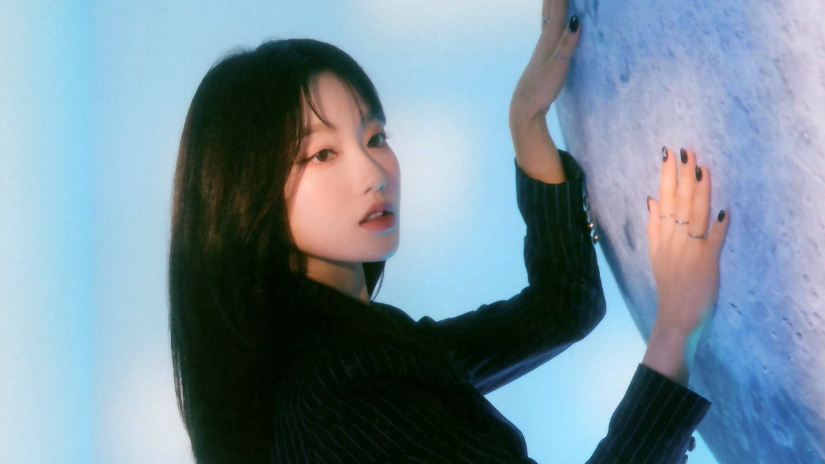 i truly love how they kept the moon aesthetic throughout the whole photobook... truly a perfect concept for them